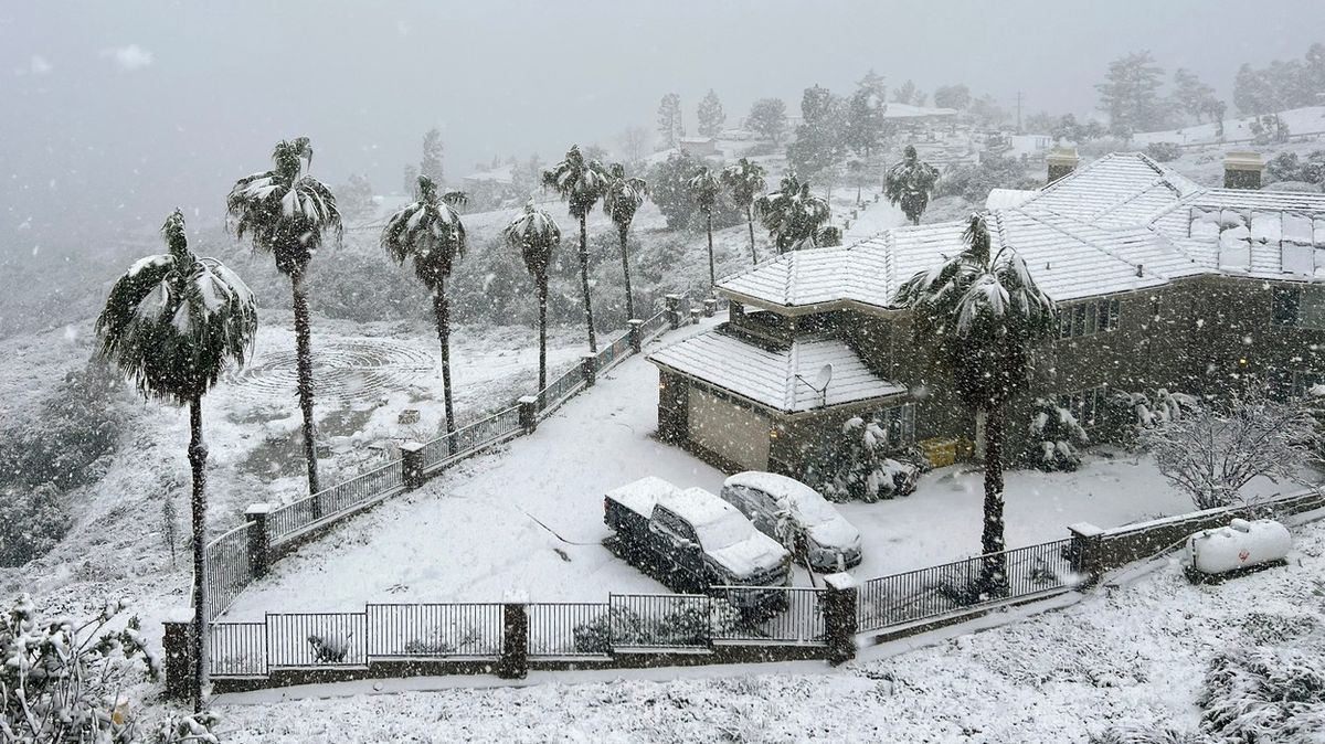 Fotky: Rekordní bouře zasypala jih Kalifornie sněhem